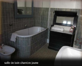 salle de bain de la chambre jaune