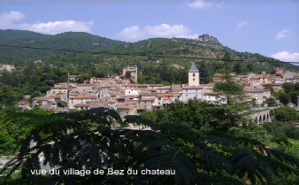 vue du château massal des villages de bez et d'Esparon en haut de la colline vue des 2 villages du chateau massal